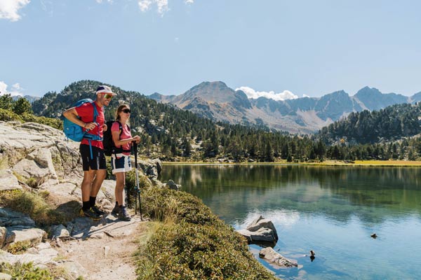 uso-bastones-senderismo