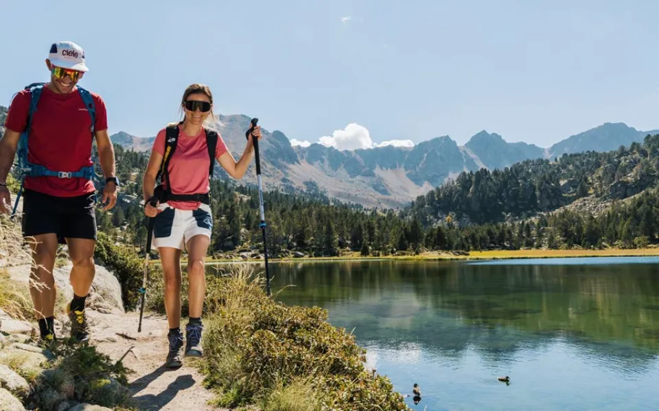 uso-bastones-senderismo