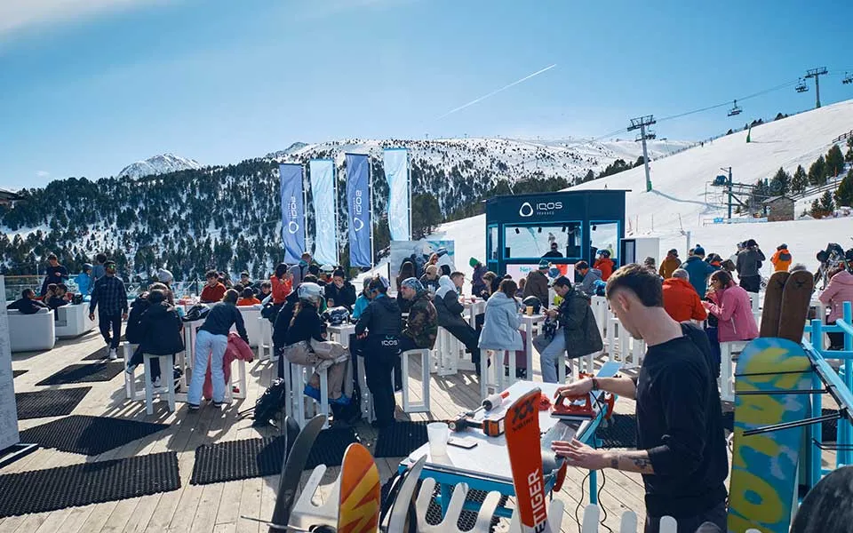 Gent a la terrassa après ski IQOS