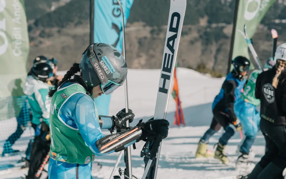 La esquiadora Etna Pou compitiendo en el circuito FIS con Grandvalira