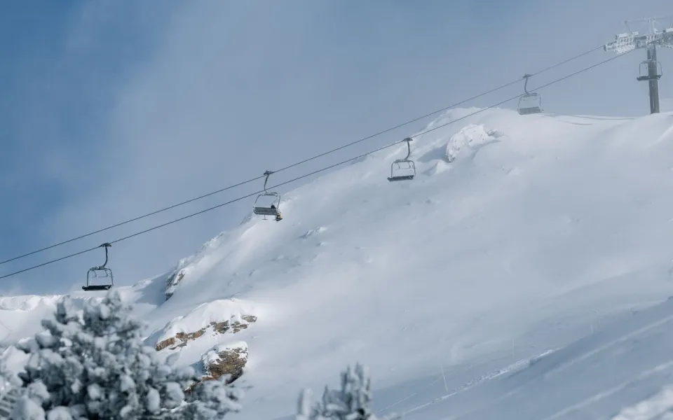 cierre-temporada-esqui-andorra-2026.jpg» y alt: «Esquiadores en Grandvalira durante la temporada de invierno 2025-2026