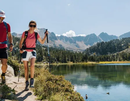 uso-bastones-senderismo