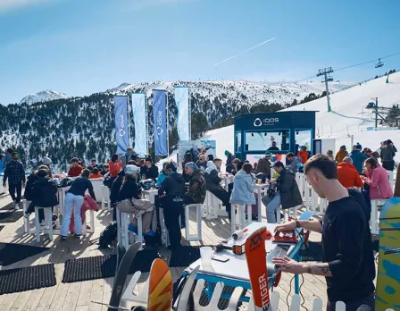 Gent a la terrassa après ski IQOS