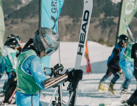 La esquiadora Etna Pou compitiendo en el circuito FIS con Grandvalira