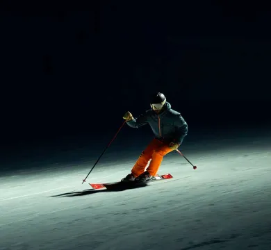 Esquiador haciendo esqui nocturno en la pista nocturna de pas de la casa en grandvalira