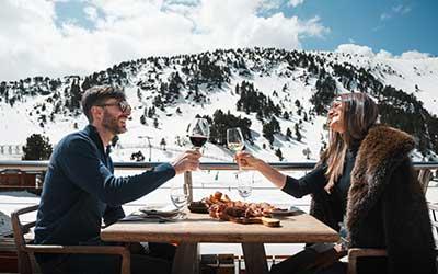 Pareja comiendo en las pistas de Grandvalira en febrero