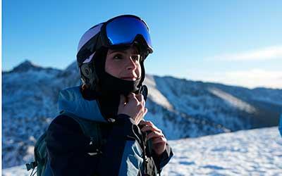 Persona con ropa de esquí adecuada para el mes de febrero en Andorra