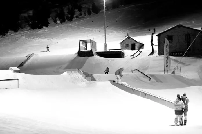 Sunset Park Henrik Harlaut by night