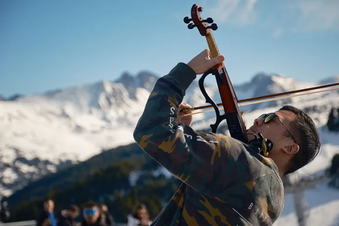 hombre tocando el violin